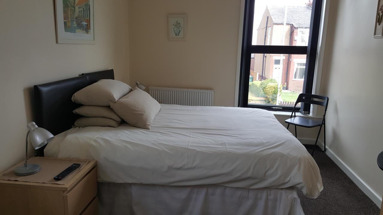 Kings Arms Hotel Farnworth Bagian luar foto