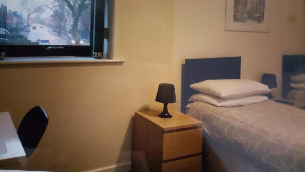 Kings Arms Hotel Farnworth Bagian luar foto